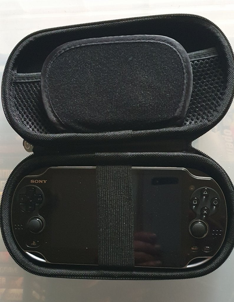 PS Vita met 6 games, Ophalen of Verzenden, Zo goed als nieuw, Zwart, Met games