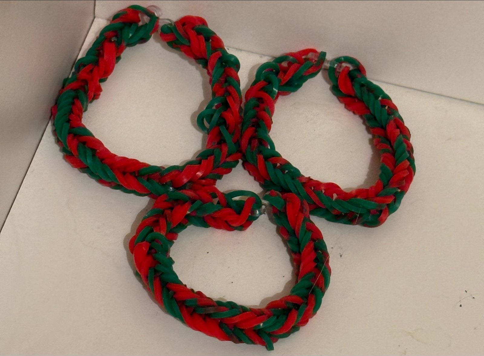 Set van 3 handgemaakte armbandjes loom  in rood en groen, Ophalen, Zo goed als nieuw, Rood, Elastiek