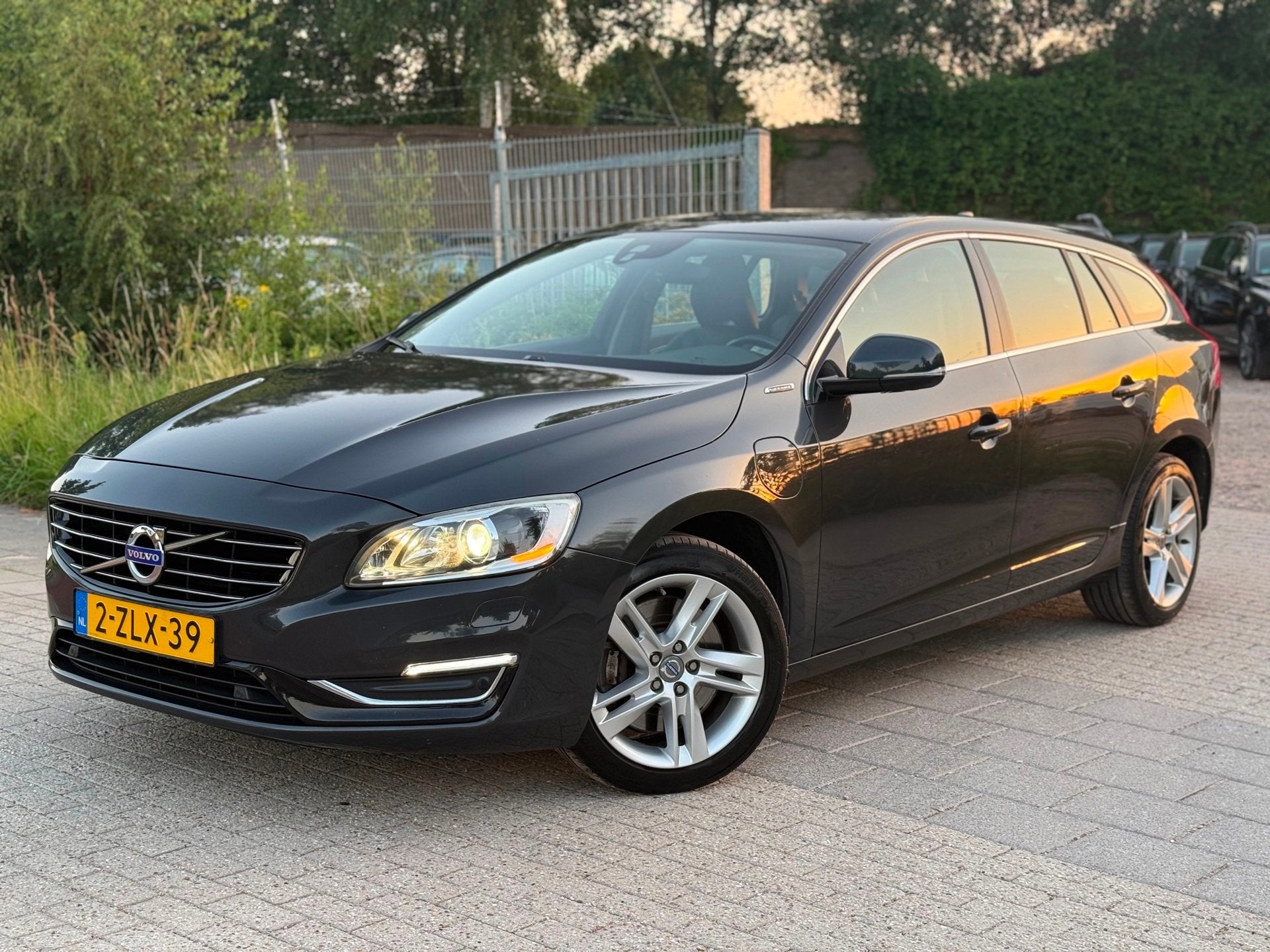 Volvo V60 2.4 D6 AWD Plug-In Hybrid Summum Automaat, Auto's, Automaat, Vierwielaandrijving, 11 kWh, Te koop