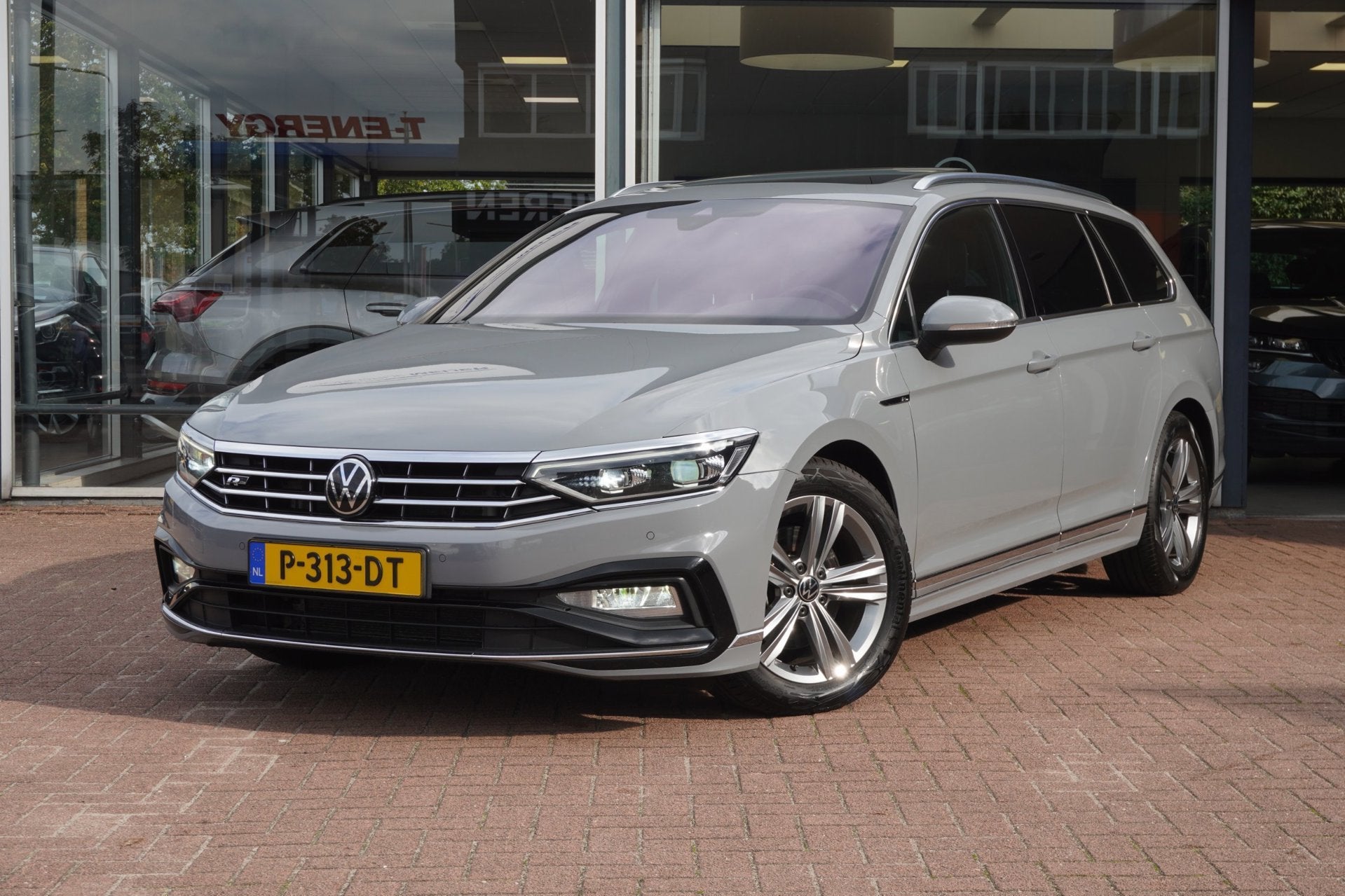 Volkswagen Passat Variant 1.5 TSI R-Line Business + Panodak, Dealer onderhouden, 730 kg, 4 cilinders, 150 pk