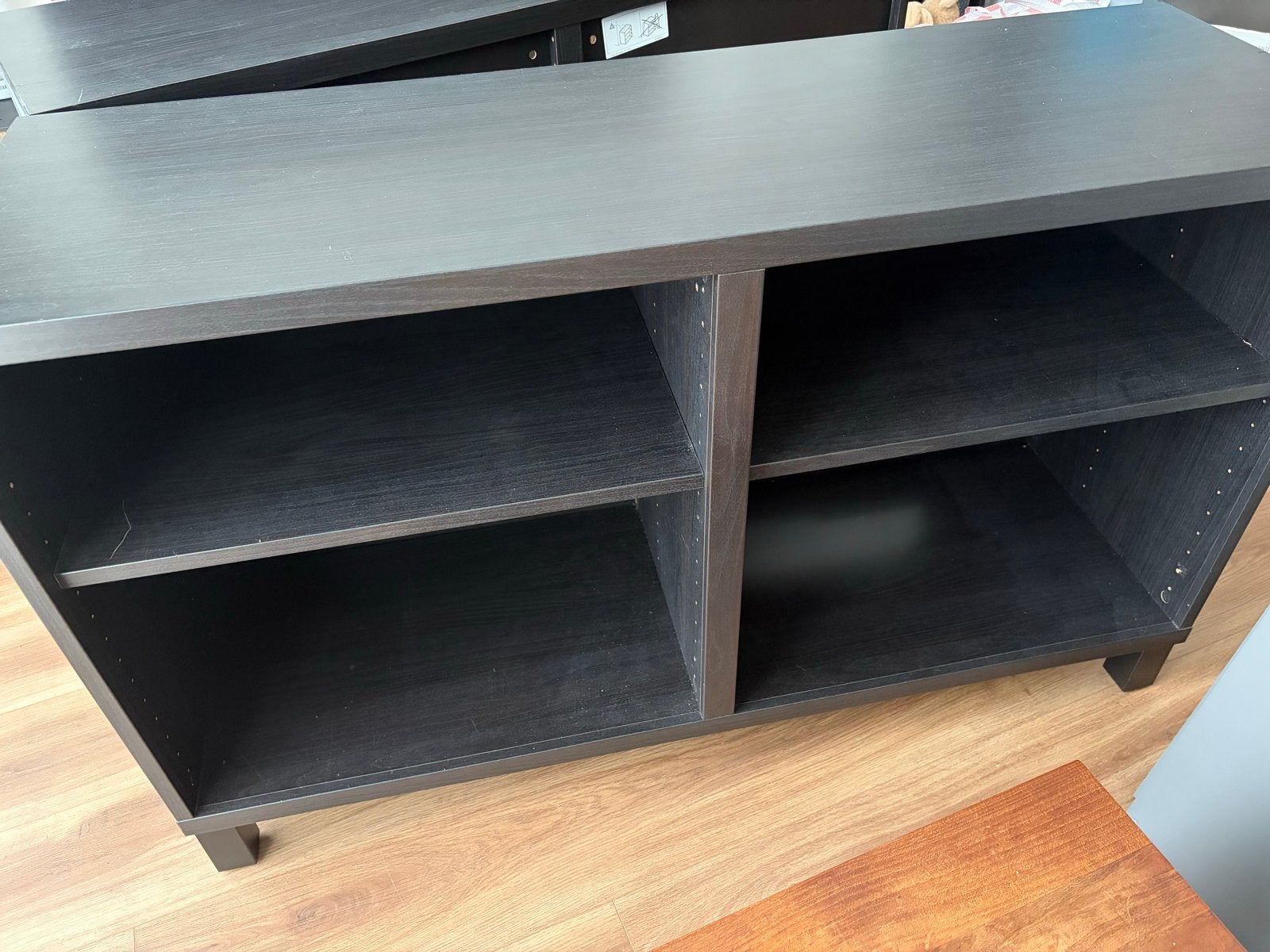 Foto 14 van 2x Ikea Besta dressoir met grijze deurtjes - 120x65x40 cm
