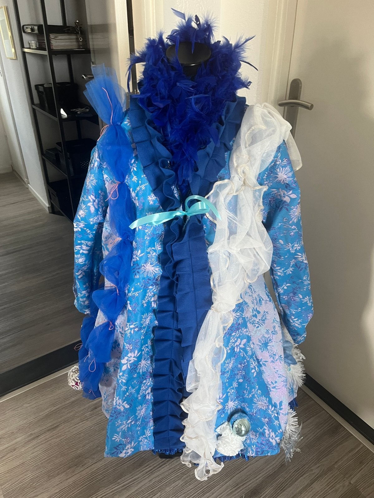 Blauw tinten/ wit nieuwe Carnavalsjas maat xxl iets getaill, Carnaval, Maat 46/48 (XL) of groter, Nieuw, Ophalen of Verzenden