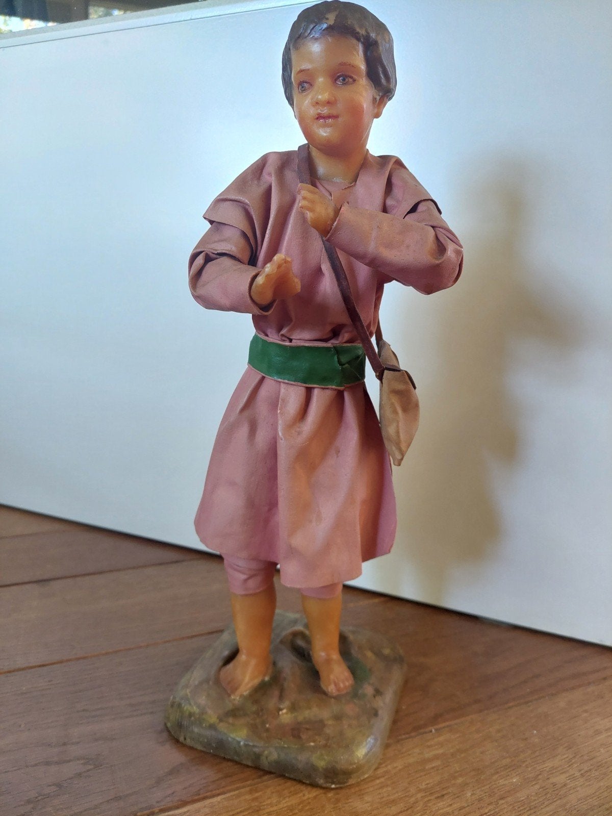 Vintage Kerststalbeeldje - Jongen met tasje, Verzamelen, Ophalen of Verzenden, Gebruikt