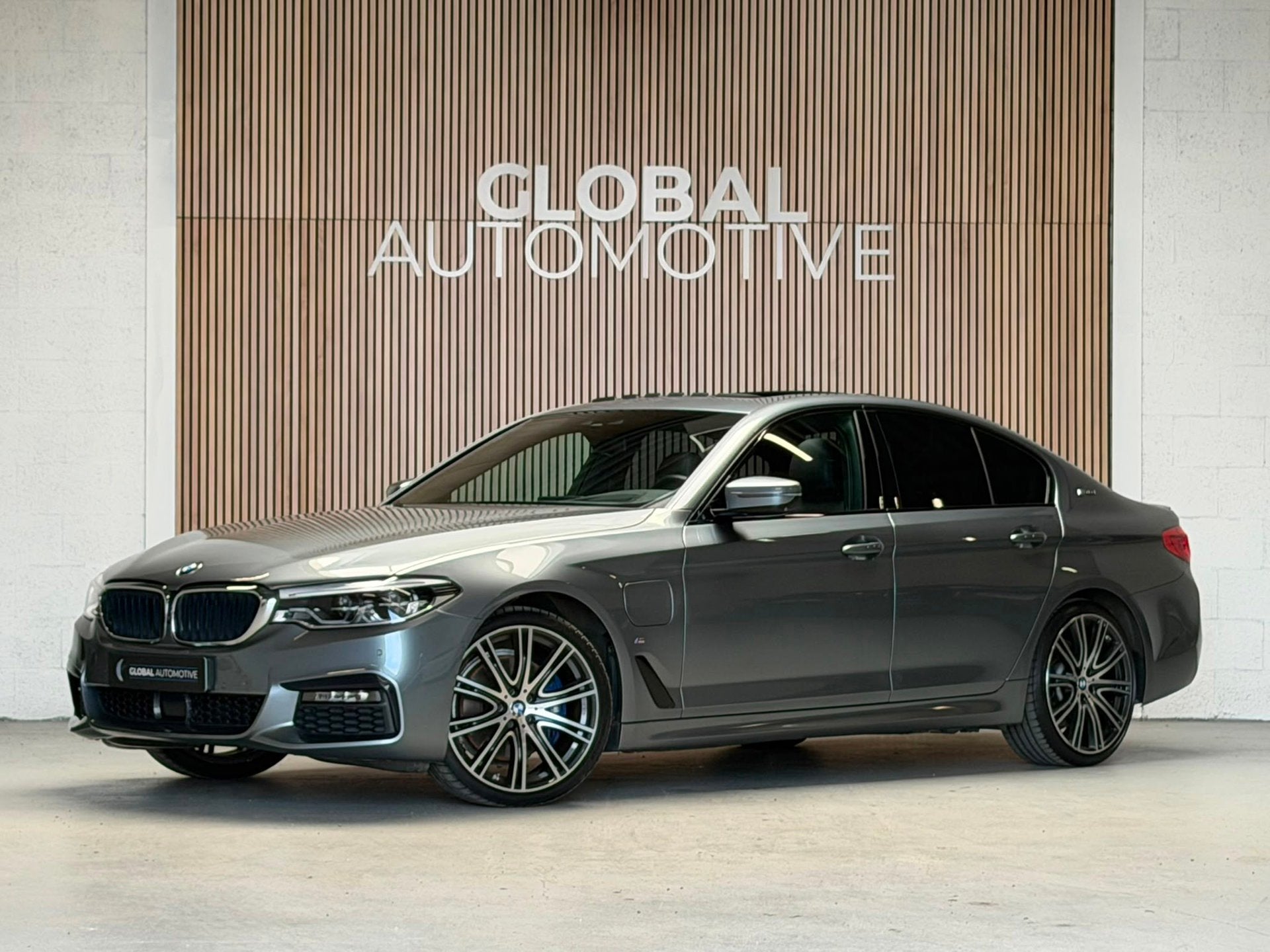 BMW 5-serie 530e High Executive M sport - 20 INCH - SOFTCLOS, Auto's, Dealer onderhouden, Achterwielaandrijving, Gebruikt, Zwart