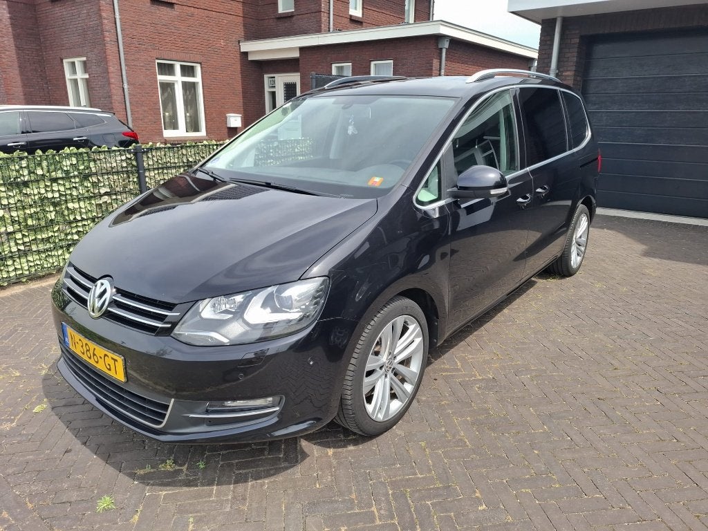 7 pers. VW Sharan Highline 2.0 TSI 147KW DSG Leer Zwart, Auto's, Zwart, Skiluik, 7 stoelen, Zwart