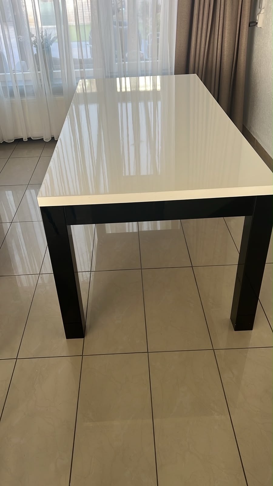 Moderne Eettafel - Hoogglans Wit met Zwarte Poten, Huis en Inrichting, Kunststof, Zo goed als nieuw, Vijf personen of meer, 150 tot 200 cm