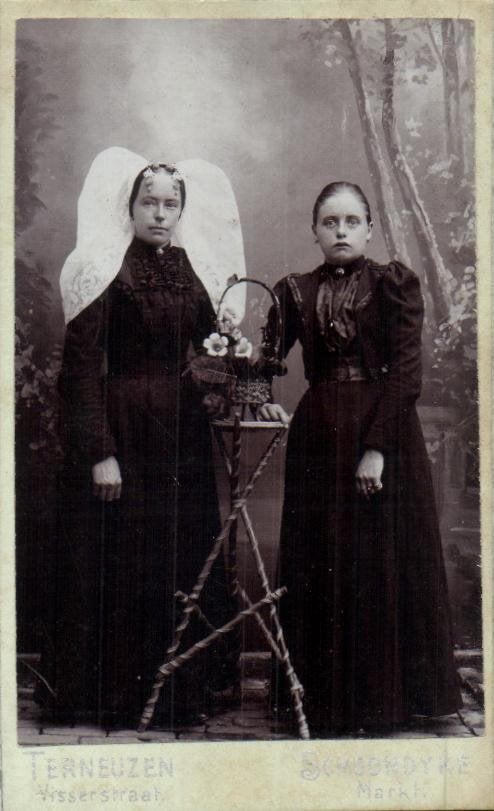CDV - Zeeuwse Klederdracht- A. van Overbeek - Terneuzen, Gebruikt, Foto, Klederdracht, Ophalen of Verzenden
