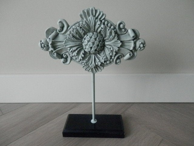 Decoratief ornament op voet., Ophalen of Verzenden, Zo goed als nieuw
