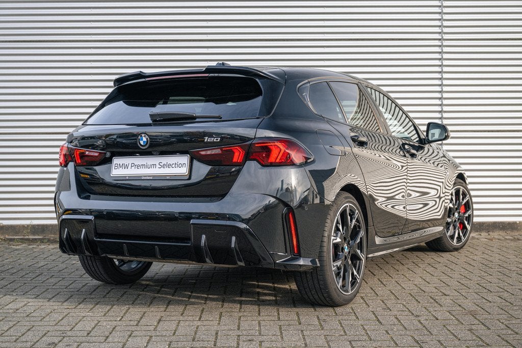BMW 1 Serie 120 M Sport Automaat / Sportstoelen / Achteruitr, Auto's, BMW, Gebruikt, 156 pk, Met garantie (alle), Zwart