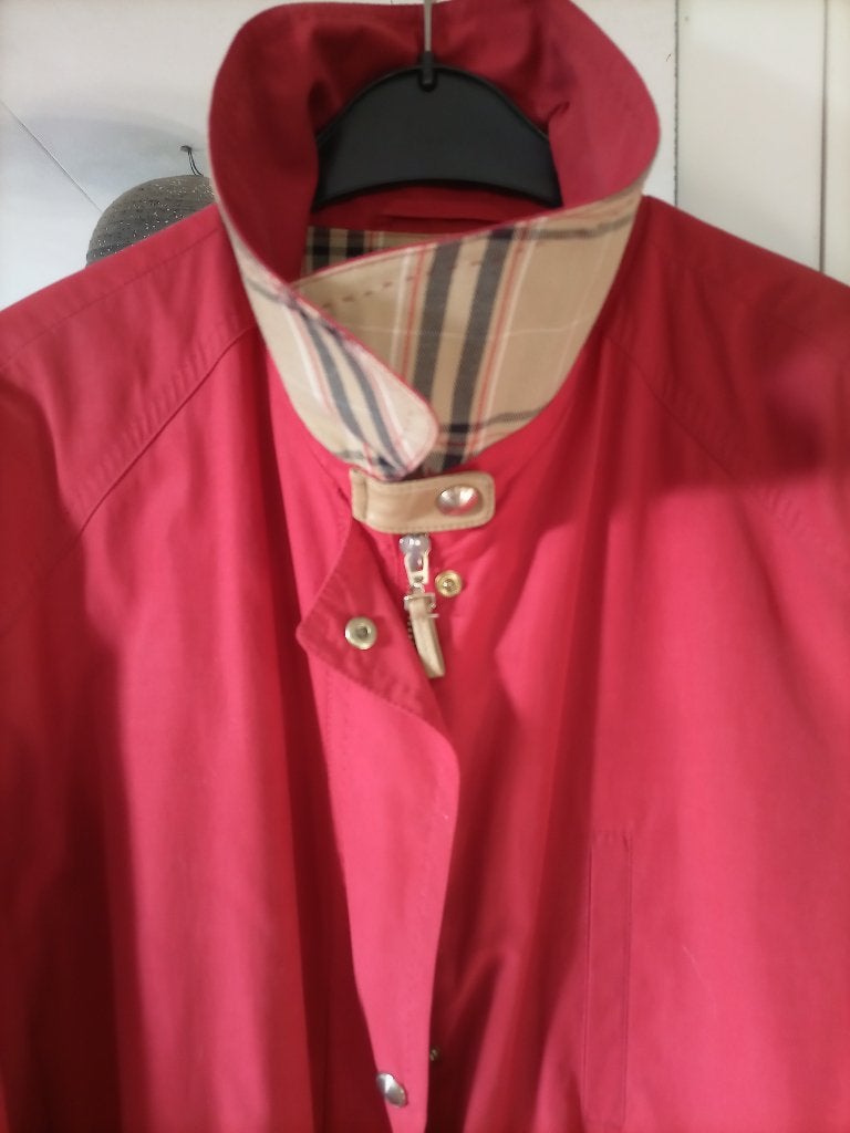 Damesjas rood Burberry accenten maat 44, Ophalen of Verzenden, Zo goed als nieuw, Maat 42/44 (L), Zwart