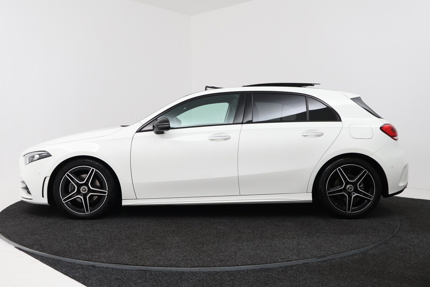 Mercedes-Benz A-Klasse 180 Business Solution AMG (PANORAMADA, Auto's, 136 pk, Gebruikt, 4 cilinders, Wit