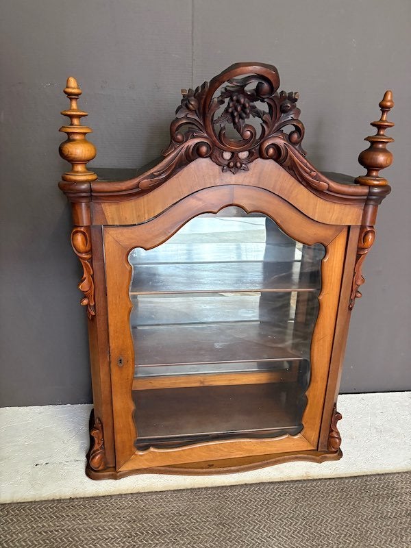 Antieke vitrine kast met decoratieve kuif, Antiek en Kunst, Antiek | Meubels | Kasten, Ophalen