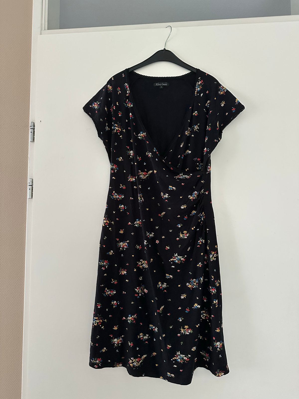 King Louie Zwarte Jurk met Bloemenprint Maat L, Kleding | Dames, Zwart, Maat 42/44 (L), Ophalen of Verzenden, Knielengte
