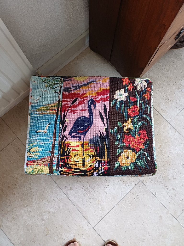 Voetenbankje met diverse borduurweken, Minder dan 50 cm, Nieuw, Minder dan 50 cm, Ophalen of Verzenden