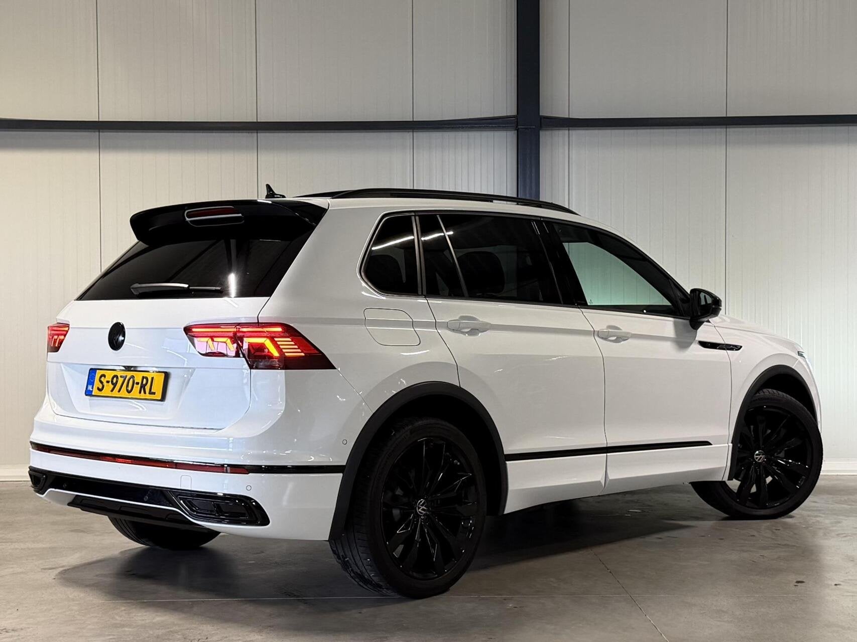 Volkswagen Tiguan 1.5 TSI R-Line Pano Head-up Trekhaak VOL!, Auto's, 1441 kg, 15 km/l, Euro 6, 4 cilinders