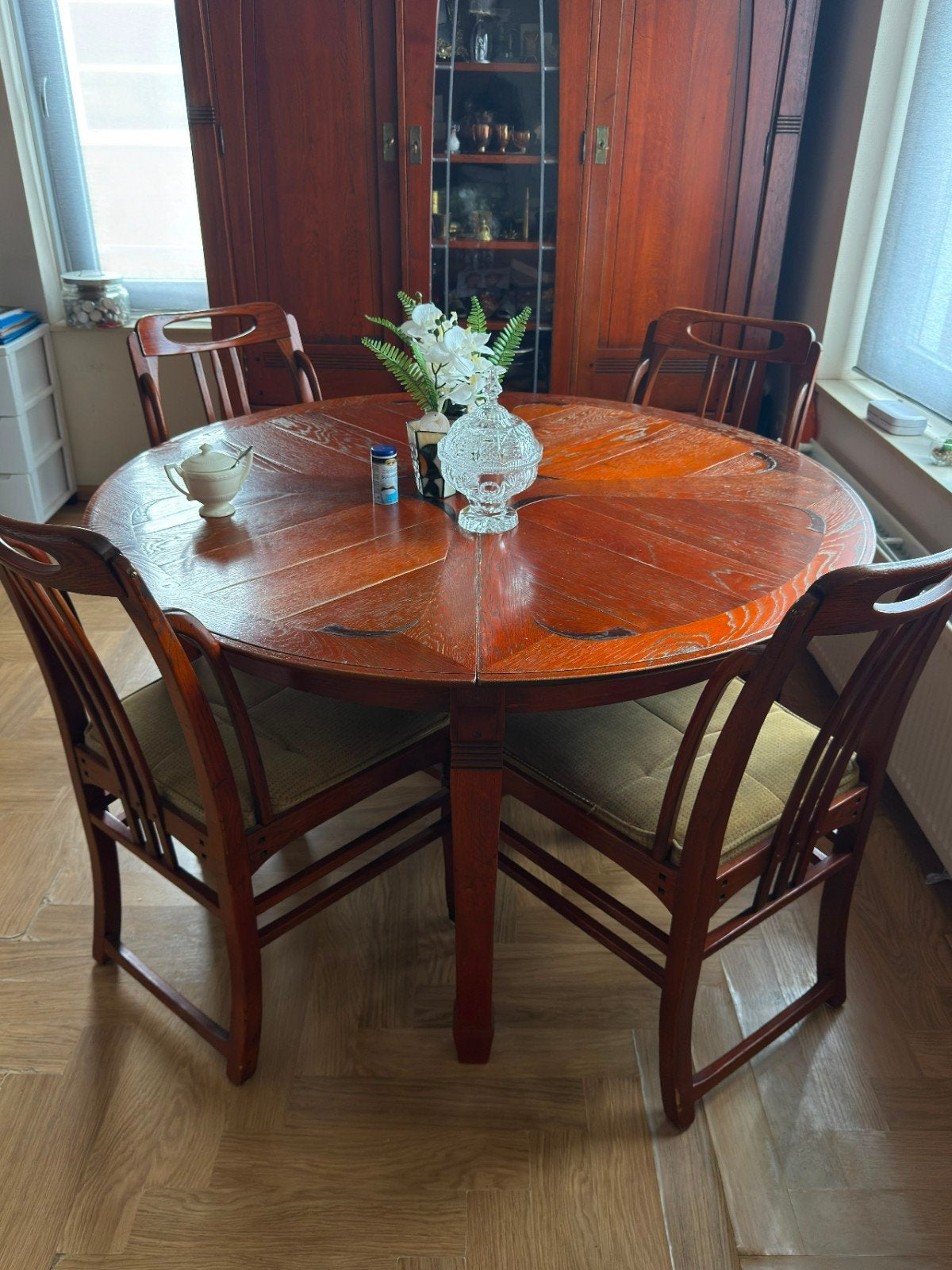 Schuitema & Zonen Meubels - Eettafel, Vitrinekast,, Ophalen