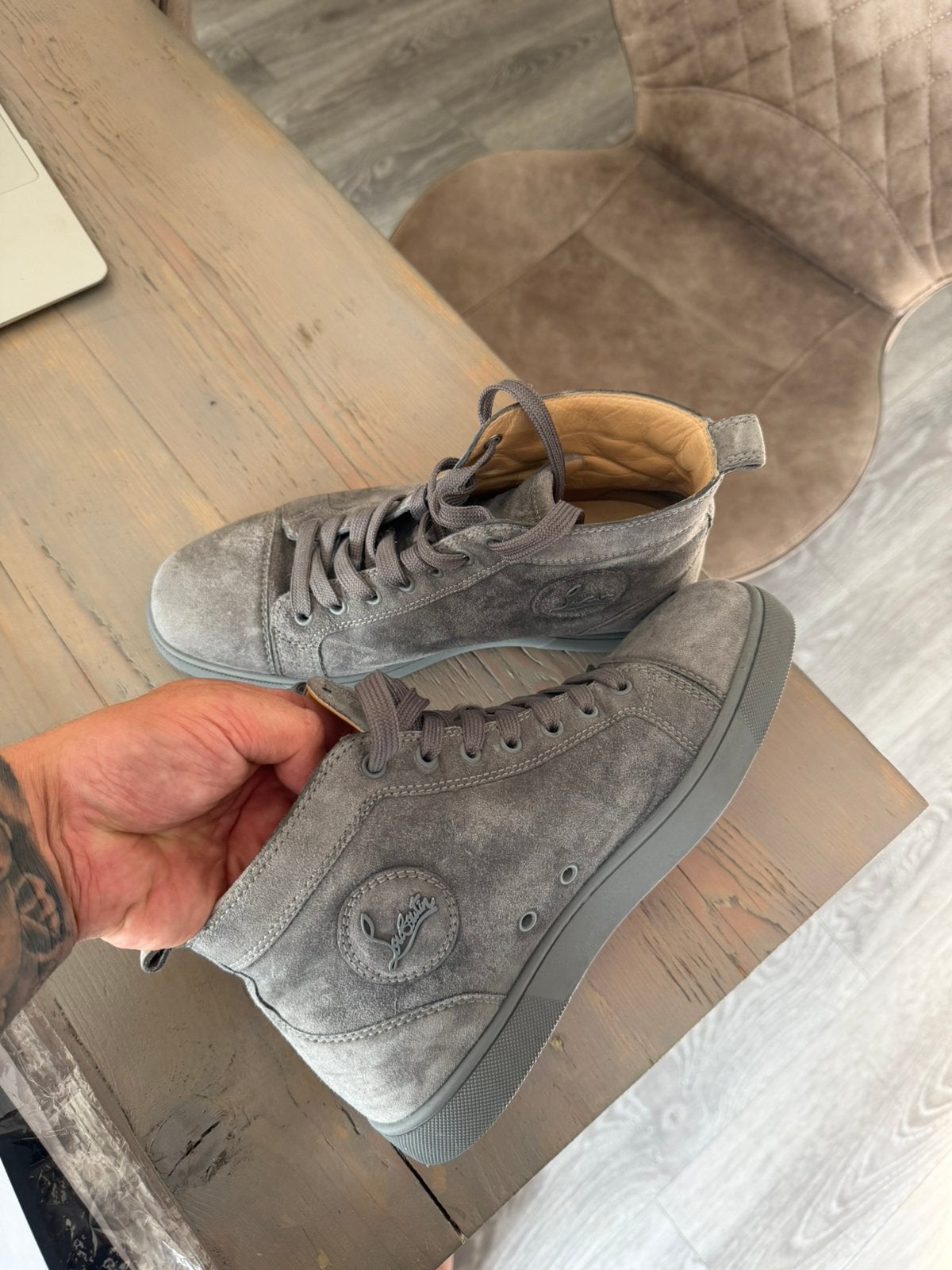 Christan louboutin 40 grijs, Ophalen, Zo goed als nieuw, Overige kleuren