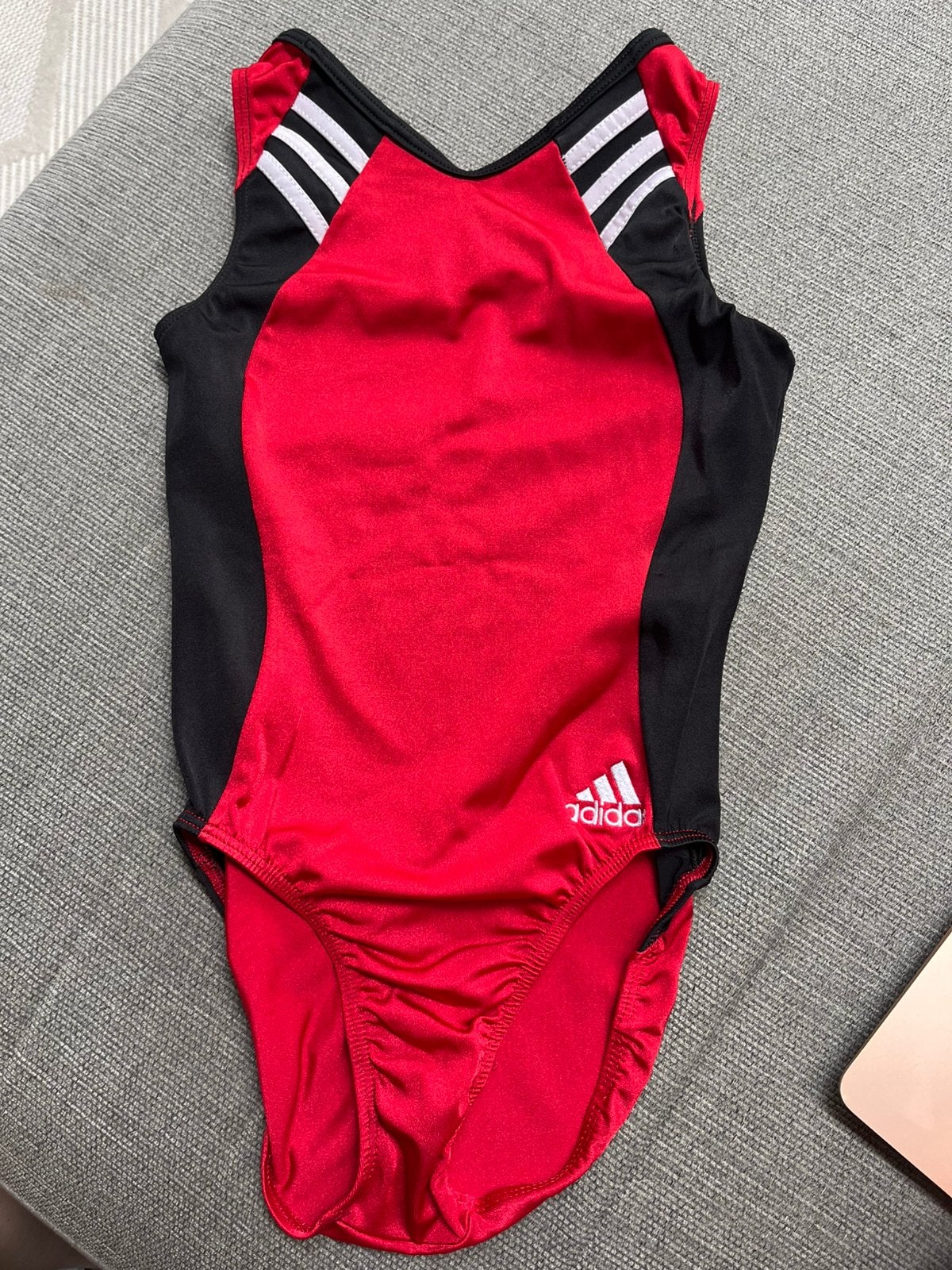 Turnpakje Adidas rood, Sport en Fitness, Maat 36 t/m 42, Ophalen of Verzenden, Zo goed als nieuw, Turnpak(je)
