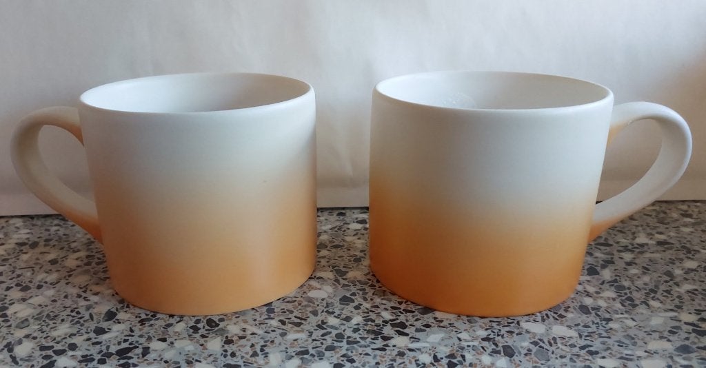 2 Starbucks beker mok oranje wit met oor, Ophalen of Verzenden, Zo goed als nieuw, Overige stijlen, Kop(pen) en/of Schotel(s)