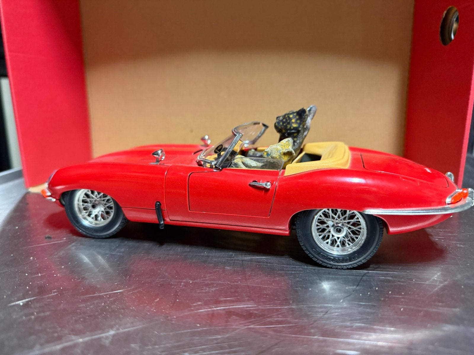 Minituur Jaguar e type met 2 poezen, Dieren en Toebehoren, Katten-accessoires, Ophalen
