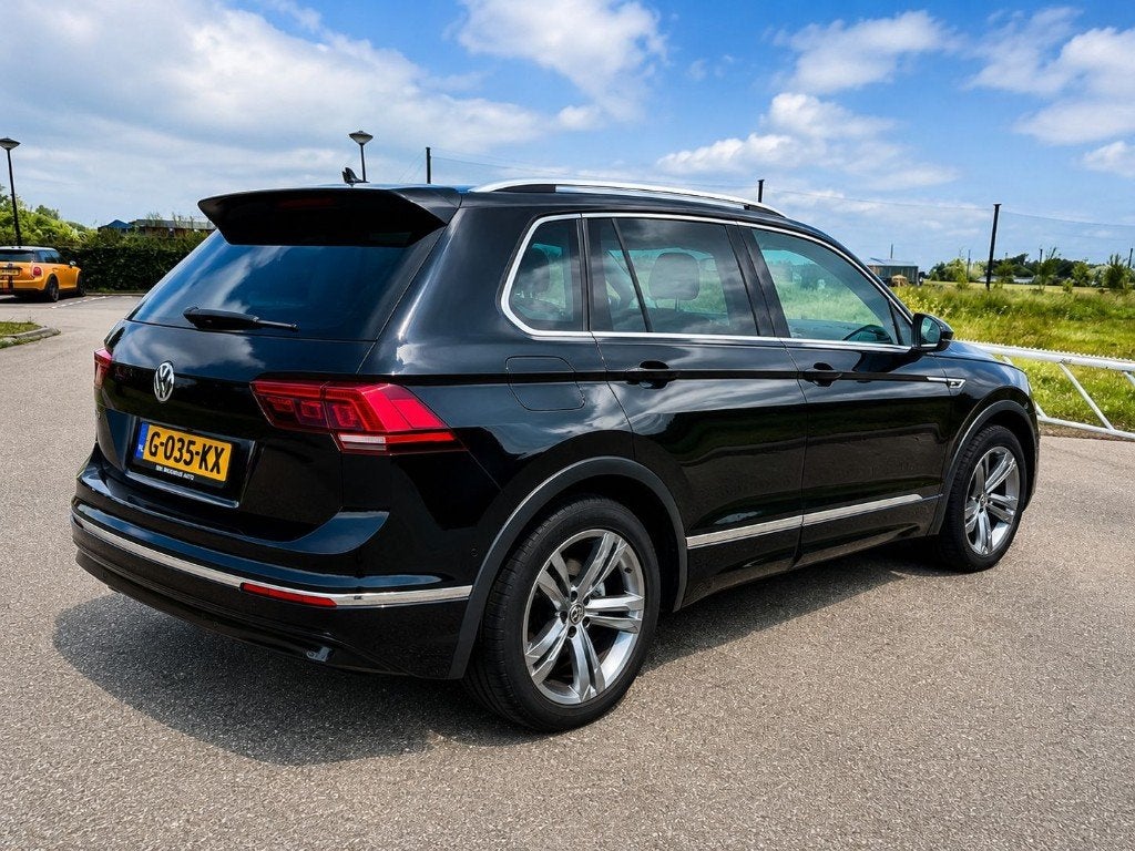 Volkswagen Tiguan 1.5 TSI 150pk R Line DSG PANO NAP, Zwart, 4 cilinders, 150 pk, Leder en Stof