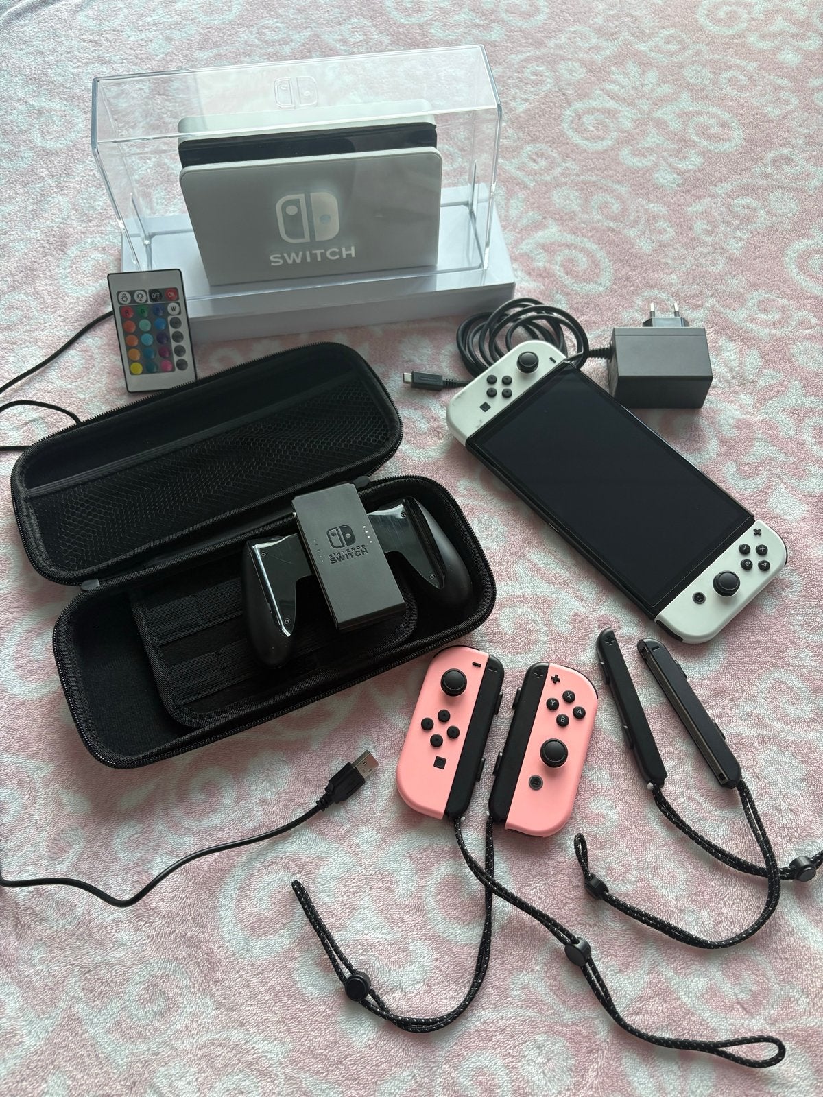 Nintendo Switch OLED with extra controllers and accesories, Spelcomputers en Games, Ophalen, Zo goed als nieuw, Met 3 controllers of meer