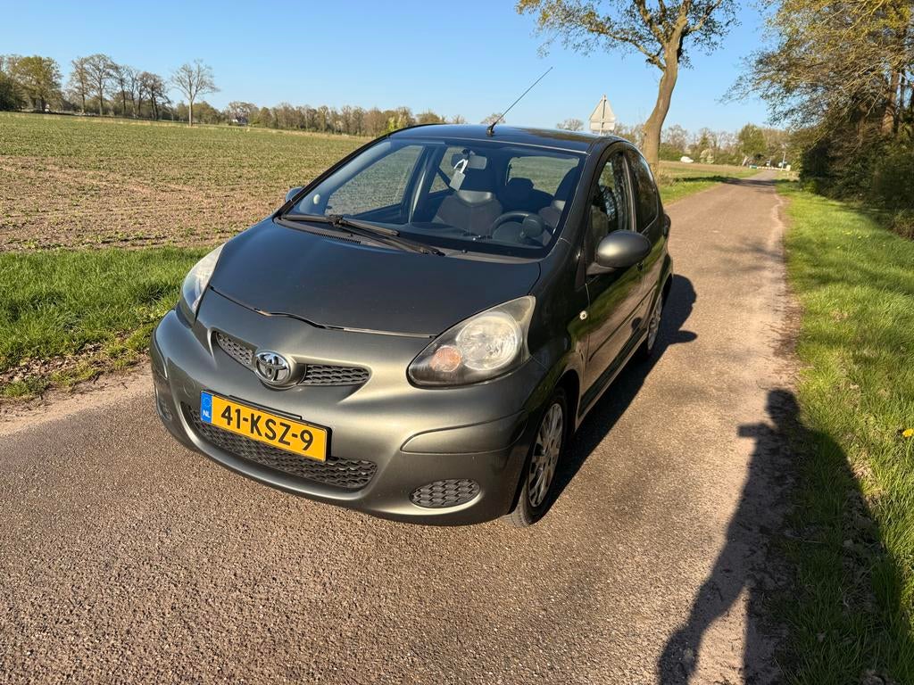 Toyota Aygo 1.0 12V Vvt-i 5DRS 2010 Groen, Voorwielaandrijving, Zwart, 4 stoelen, Leder en Stof