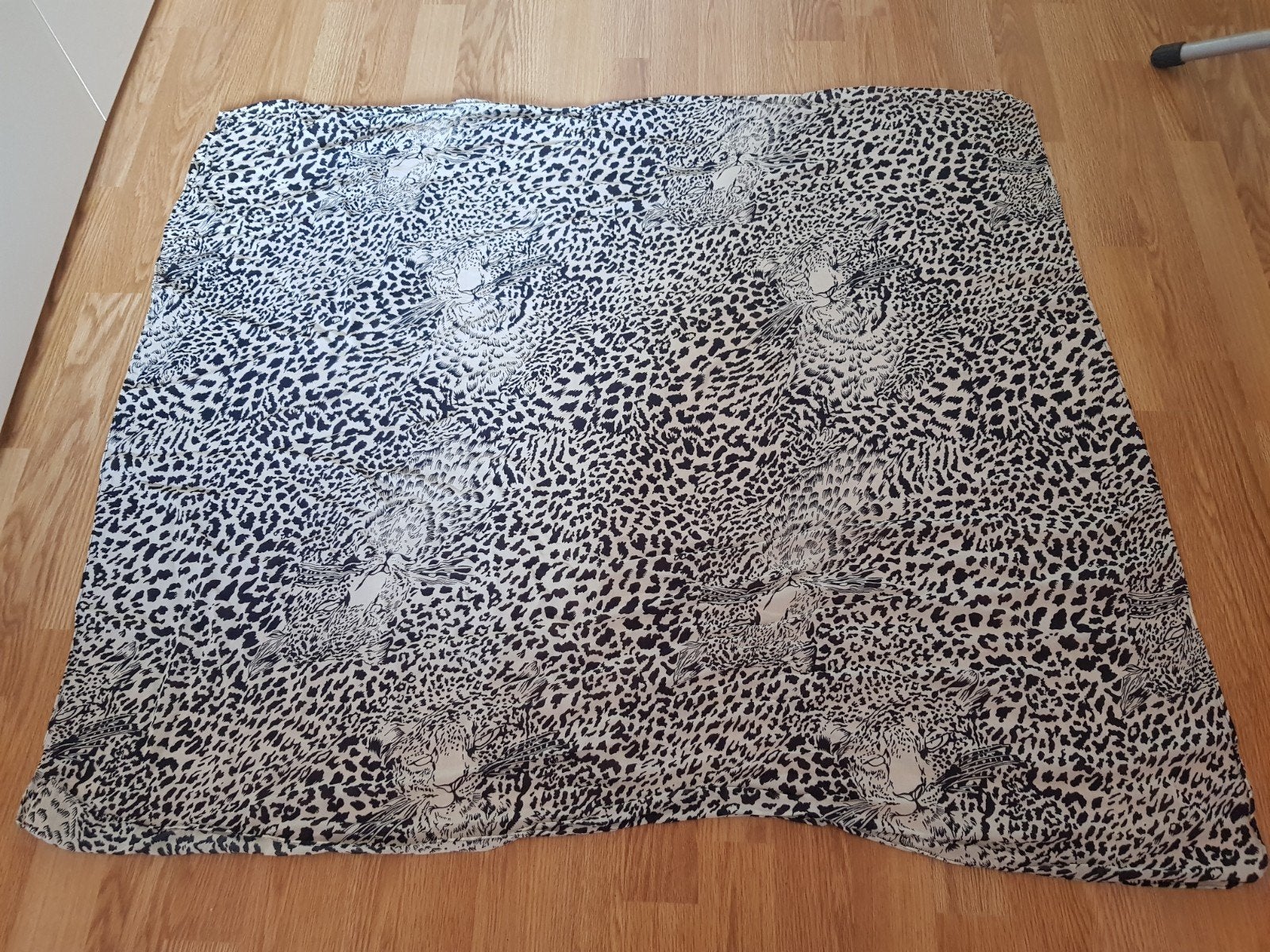 Prachtige grote sjaal /omslagdoek met panterprint (95 x 110), Kleding | Dames, Mutsen, Sjaals en Handschoenen, Ophalen of Verzenden