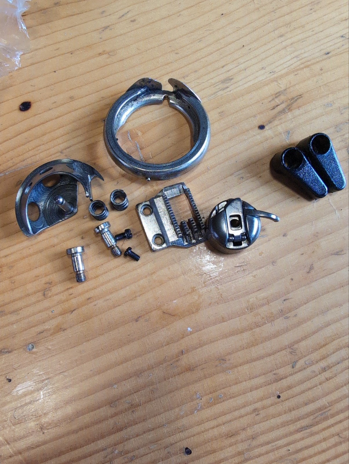 Spoelhuis met schroeven voor Victoria naaimachine, Ophalen of Verzenden, Naaimachine, Overige merken