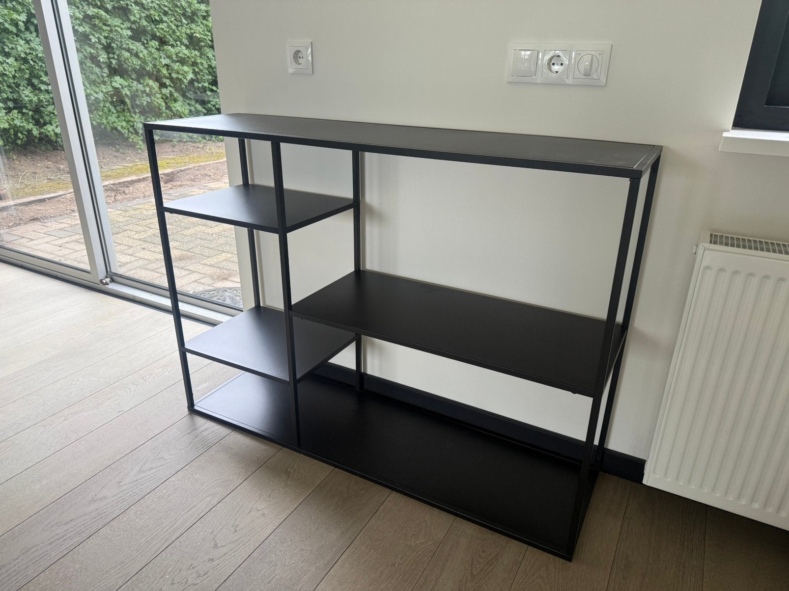 Zwart Metalen wandrek / open kast, Huis en Inrichting, Kasten | Boekenkasten, Zo goed als nieuw, Minder dan 100 cm, 25 tot 50 cm