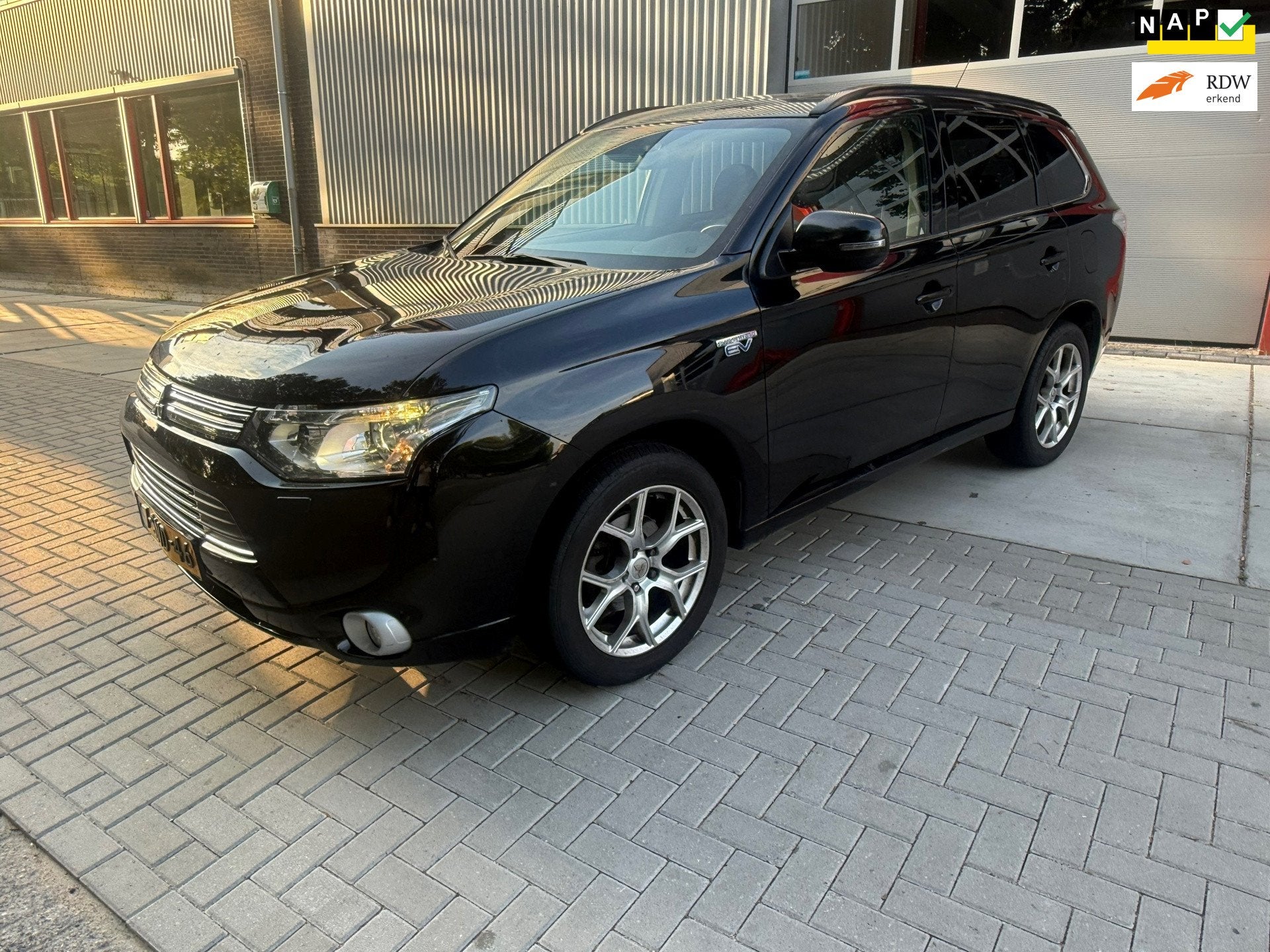 Mitsubishi Outlander 2.0 PHEV Instyle+, 4 cilinders, Zwart, Vierwielaandrijving, Hybride Elektrisch/Benzine