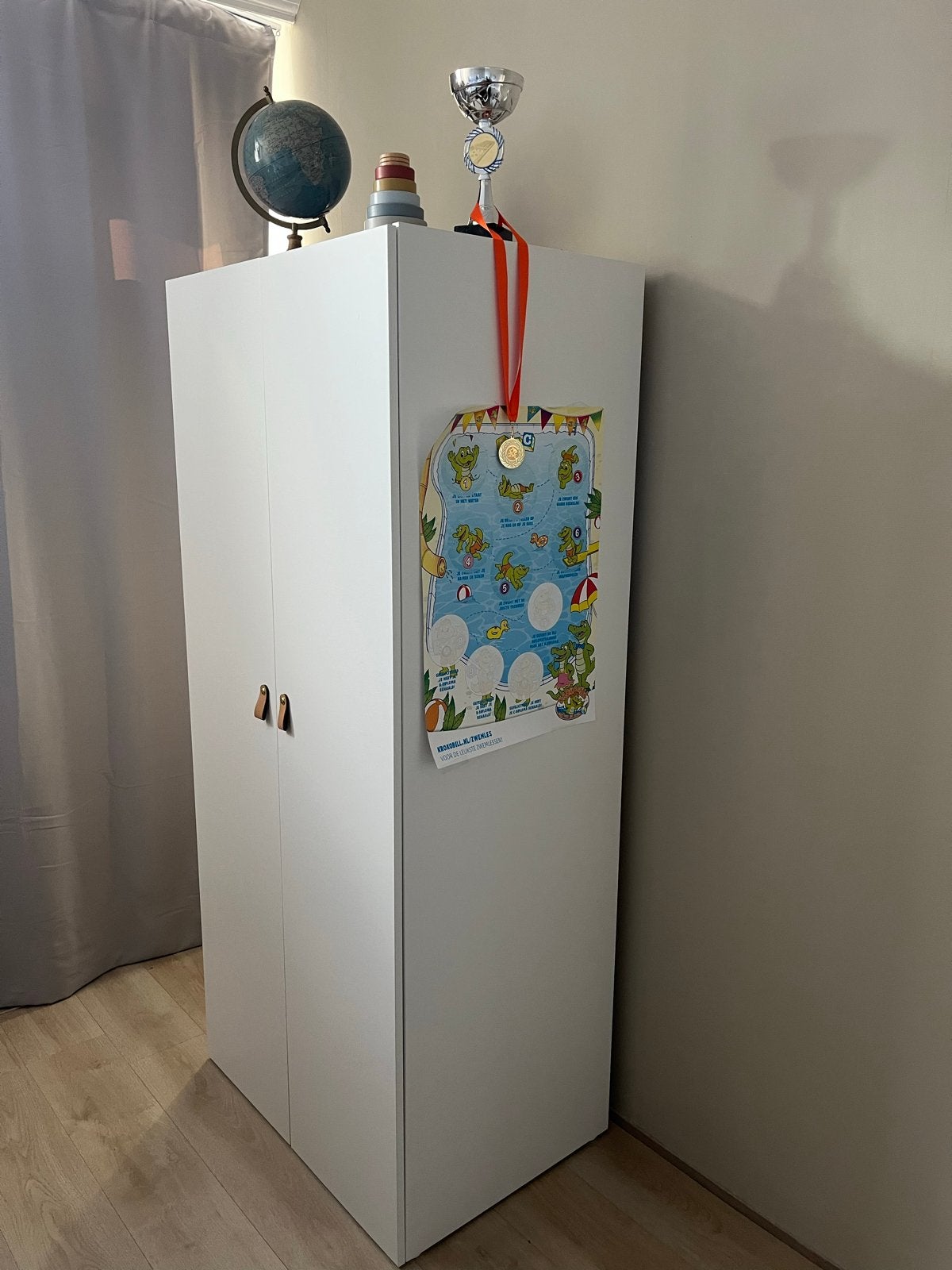 Witte kledingkast met leren handgrepen, Ophalen, 50 tot 100 cm, Zo goed als nieuw, 150 tot 200 cm