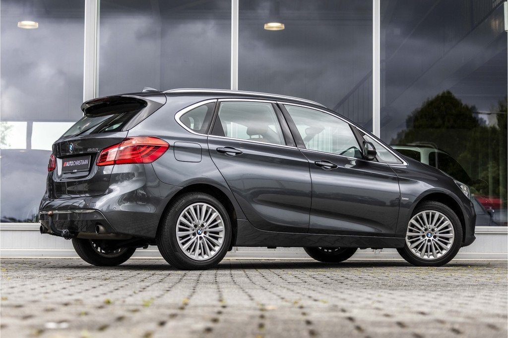 BMW 2 Serie Active Tourer 220i Luxury | Pano | Leder | Trekh, Auto's, BMW, 730 kg, Gebruikt, Euro 6, Lichtsensor