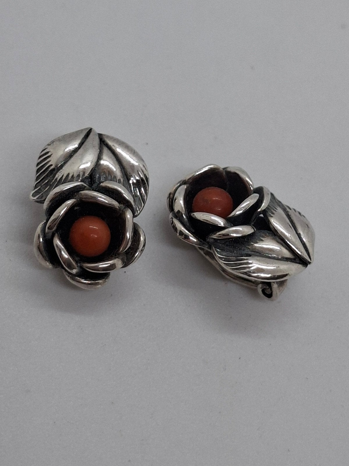 Zilveren Vintage Oorclips met Bloedkoraal - Theodore Klo, Ophalen of Verzenden, Met edelsteen, Knopjes of Stekers, Zilver