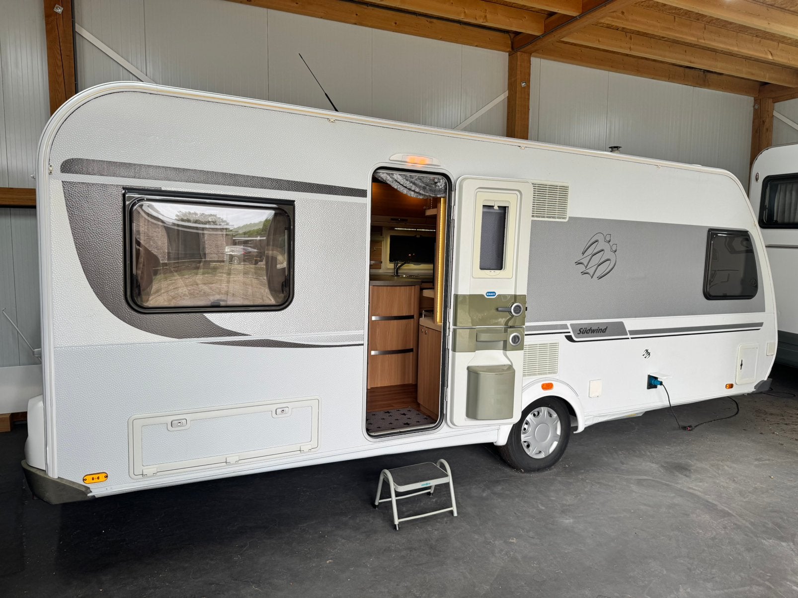 Knaus Südwind 590 FUS -  Inclusief Voortent en Fietsendrager, Rondzit, 7 tot 8 meter, Knaus, 1250 - 1500 kg