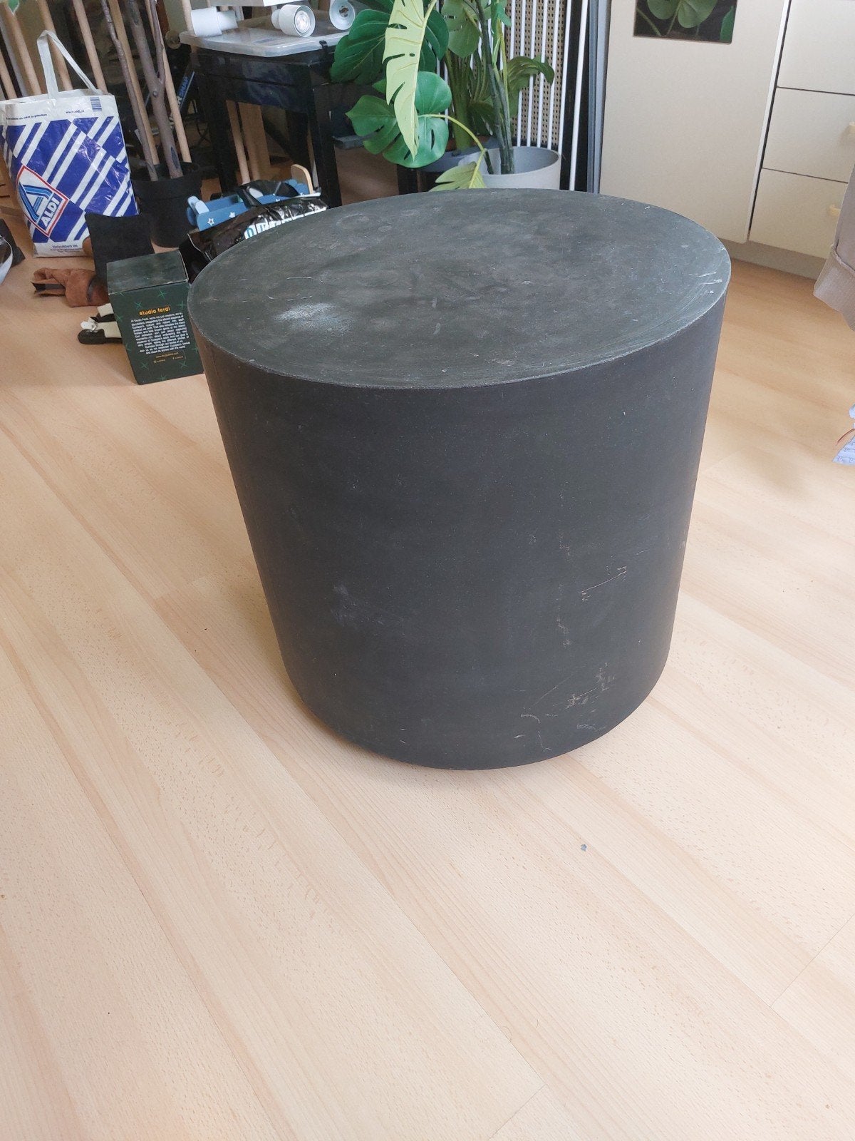 Betonlook ronde bijzettafel - 50 cm doorsnee, 50 cm hoog, Huis en Inrichting, Tafels | Salontafels, Ophalen, Gebruikt, Rond, Minder dan 50 cm