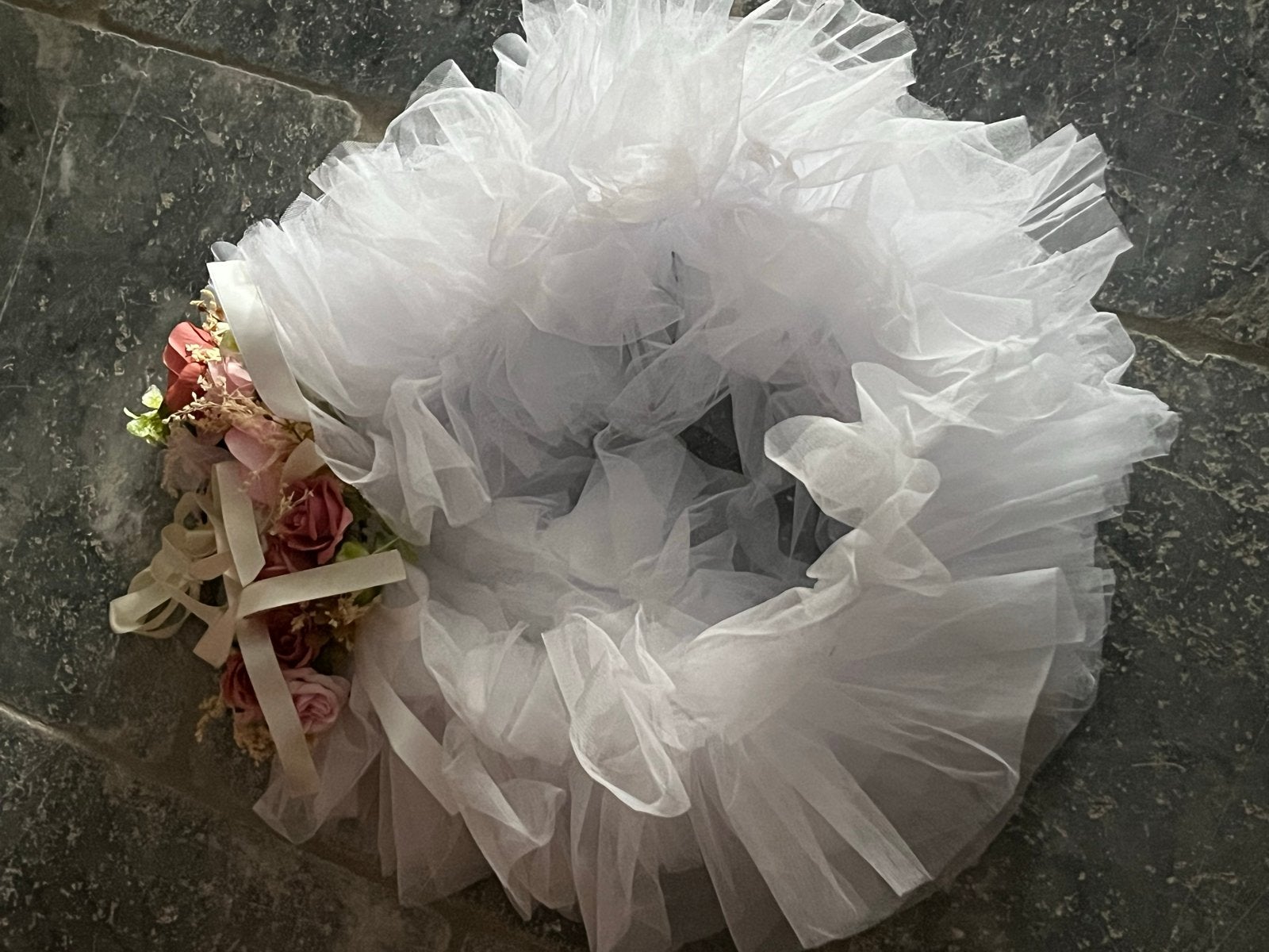 Foto 6 van Witte volle tule stola met schitterend kransje.