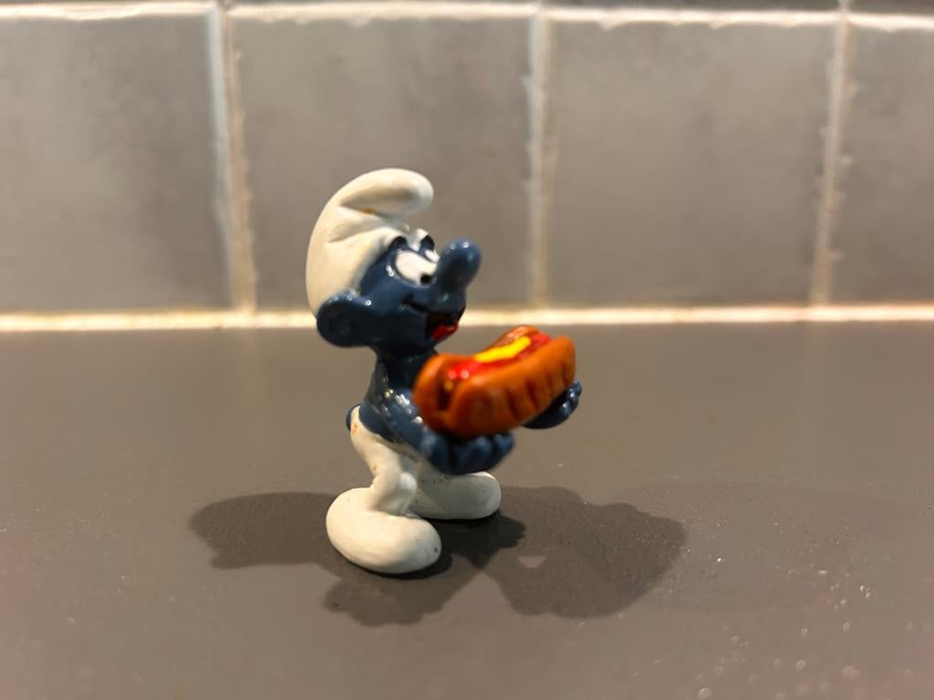 Smurf met Hotdog - Vintage Smurfen Figuur hotdogsmurf, Ophalen of Verzenden, Gebruikt, Overige Smurfen, Poppetje, Figuurtje of Knuffel