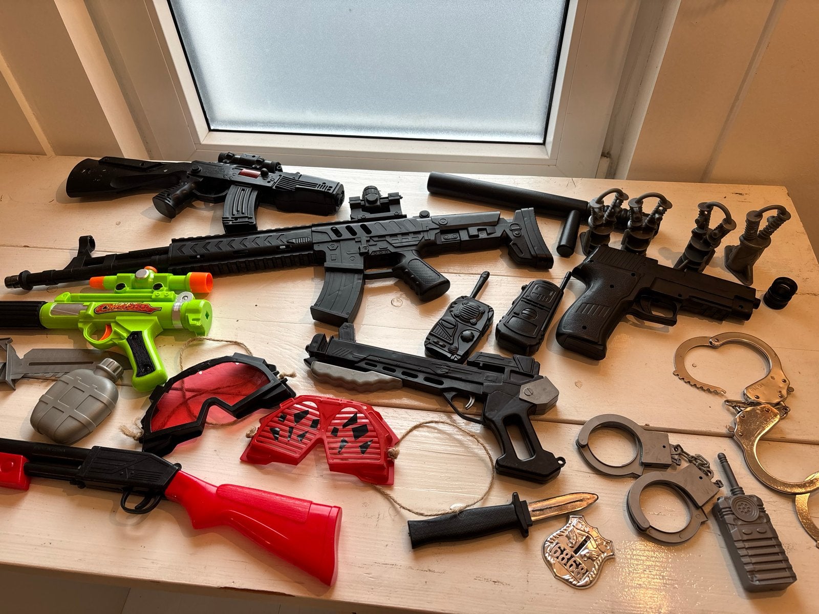 Grote speelgoedwapenset met accessoires, Ophalen of Verzenden, Gebruikt, Jongen of Meisje