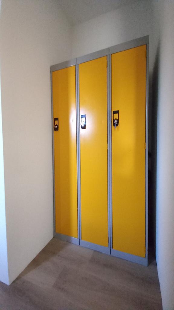 3 industriële stalen okergele lockers, kledingkasten, Huis en Inrichting, Kasten | Kledingkasten, Ophalen, Gebruikt, 50 tot 100 cm