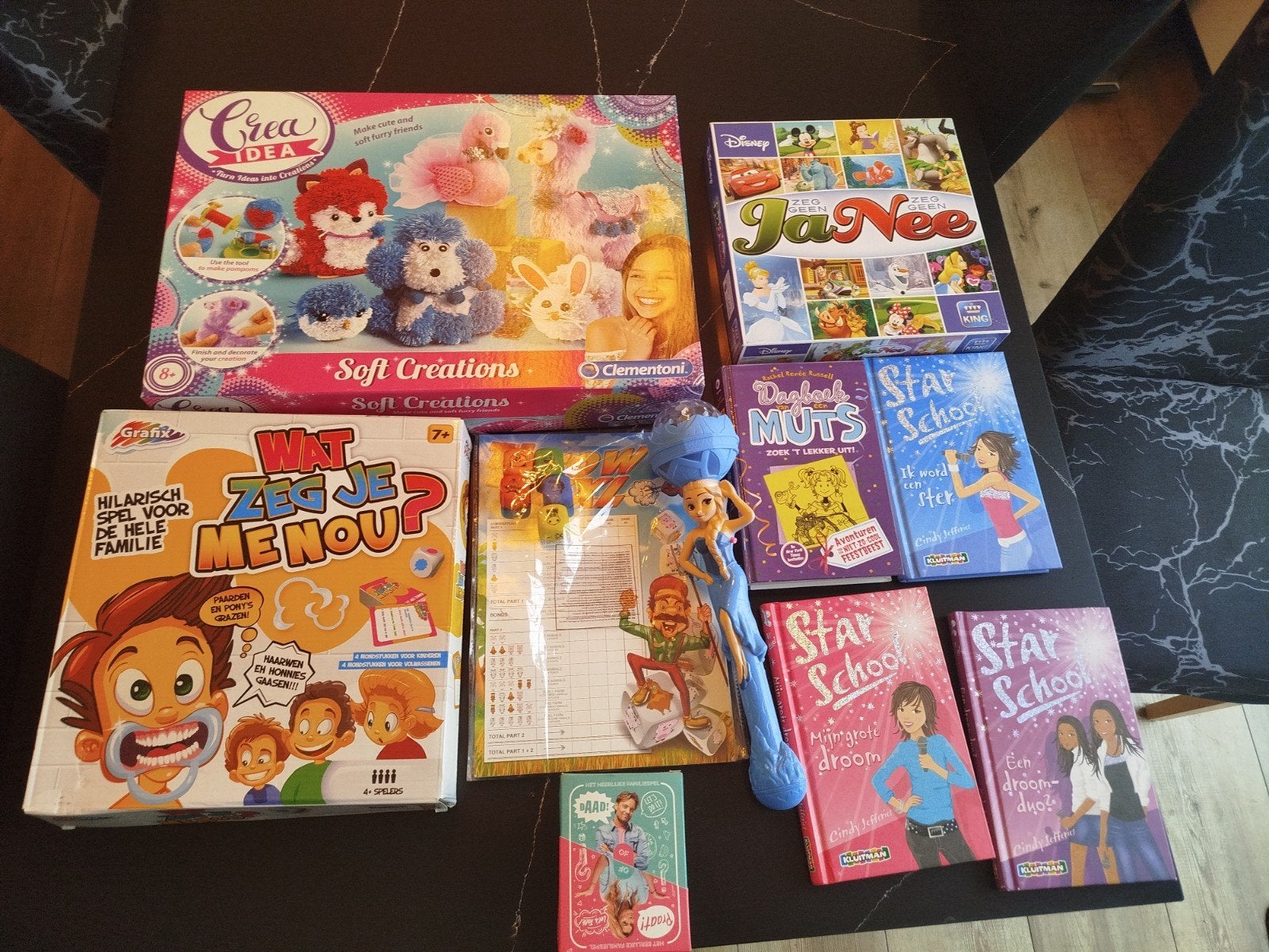 spelletjes, knutselen en leesboeken., Ophalen