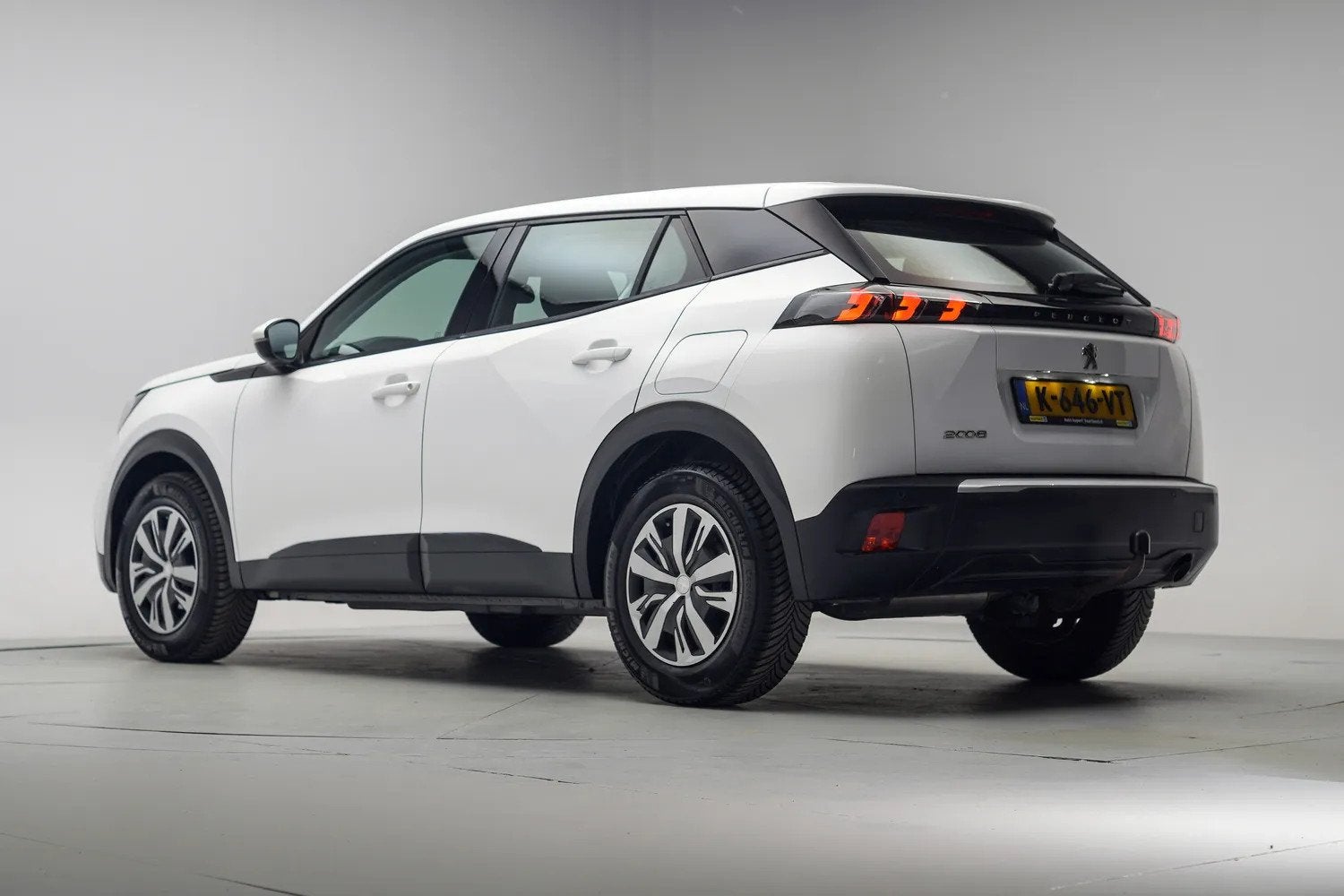 Peugeot 2008 1.2 PureTech Active Pack [ Navigatie Apple /And, Auto's, Dealer onderhouden, 101 pk, Gebruikt, 1199 cc