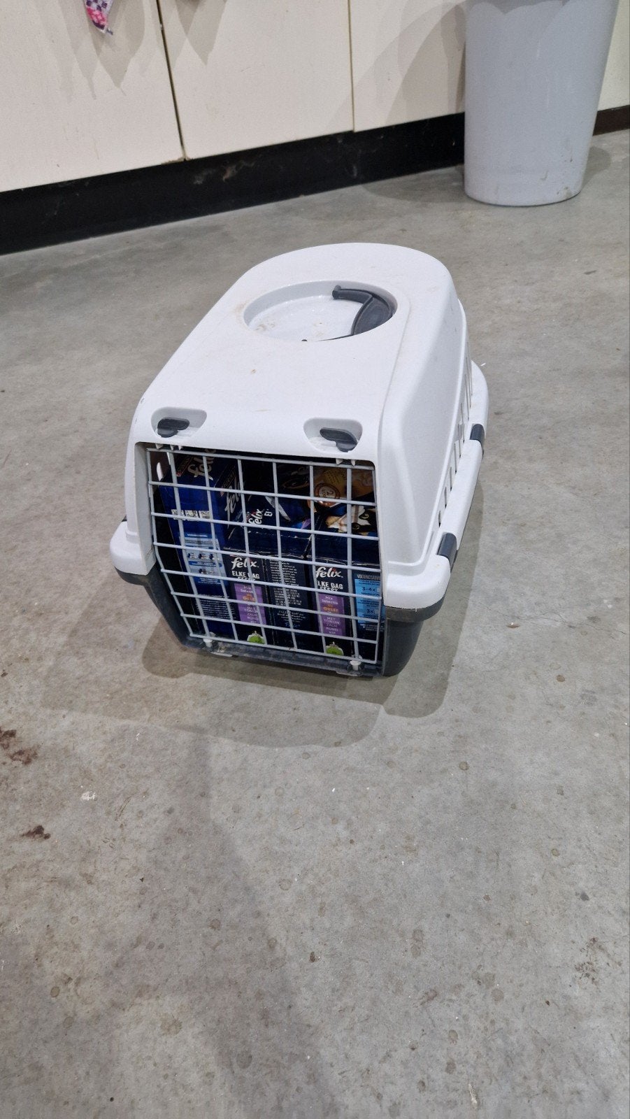 reismand voor kat of kleine hond gevuld met eetpakket, Ophalen