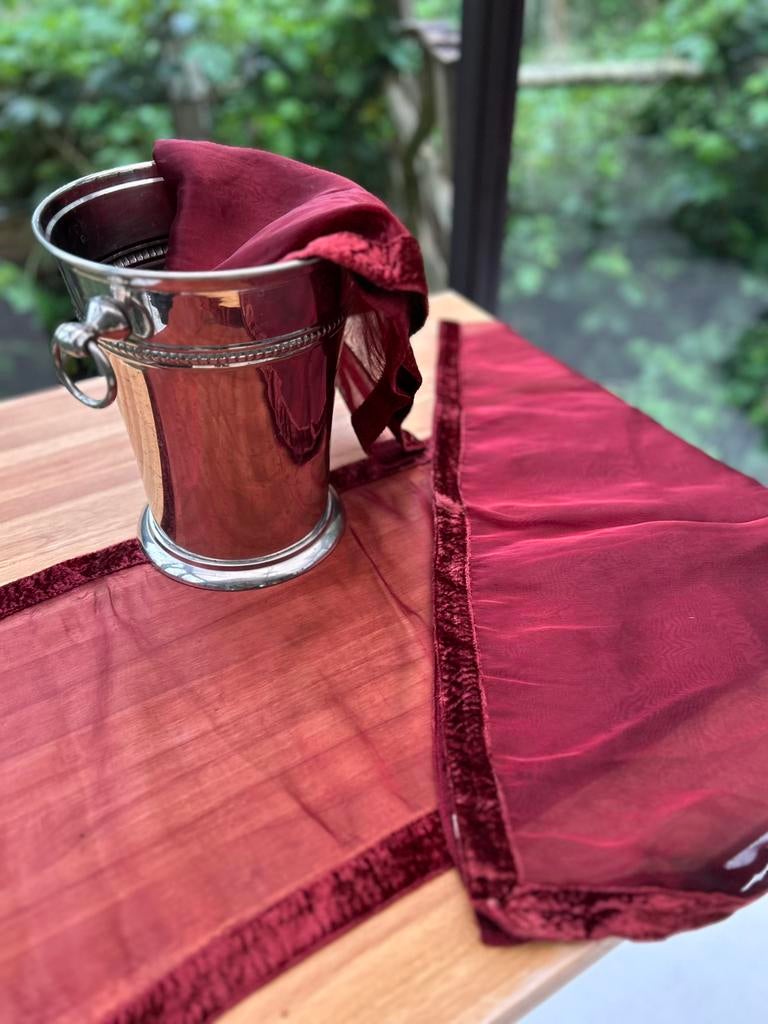 Tafel lopers rood, Huis en Inrichting, Keuken | Servies, Gebruikt, Overige typen, Overige stijlen, Overige materialen, Ophalen of Verzenden