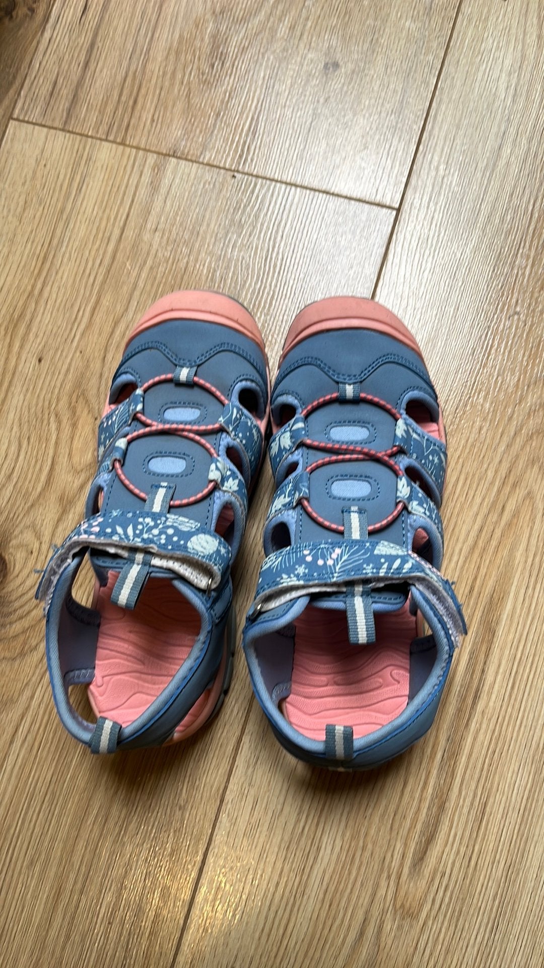 Shoes for sale 10€ worth for 3 time, Ophalen, Zo goed als nieuw, Meisje