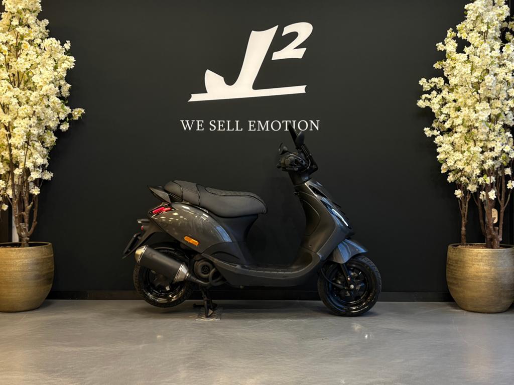 Piaggio Zip | Psychedellic | Brom | 2024 | 3125 km | 1 eig, ., Maximaal 45 km/u, Zip, Ophalen of Verzenden