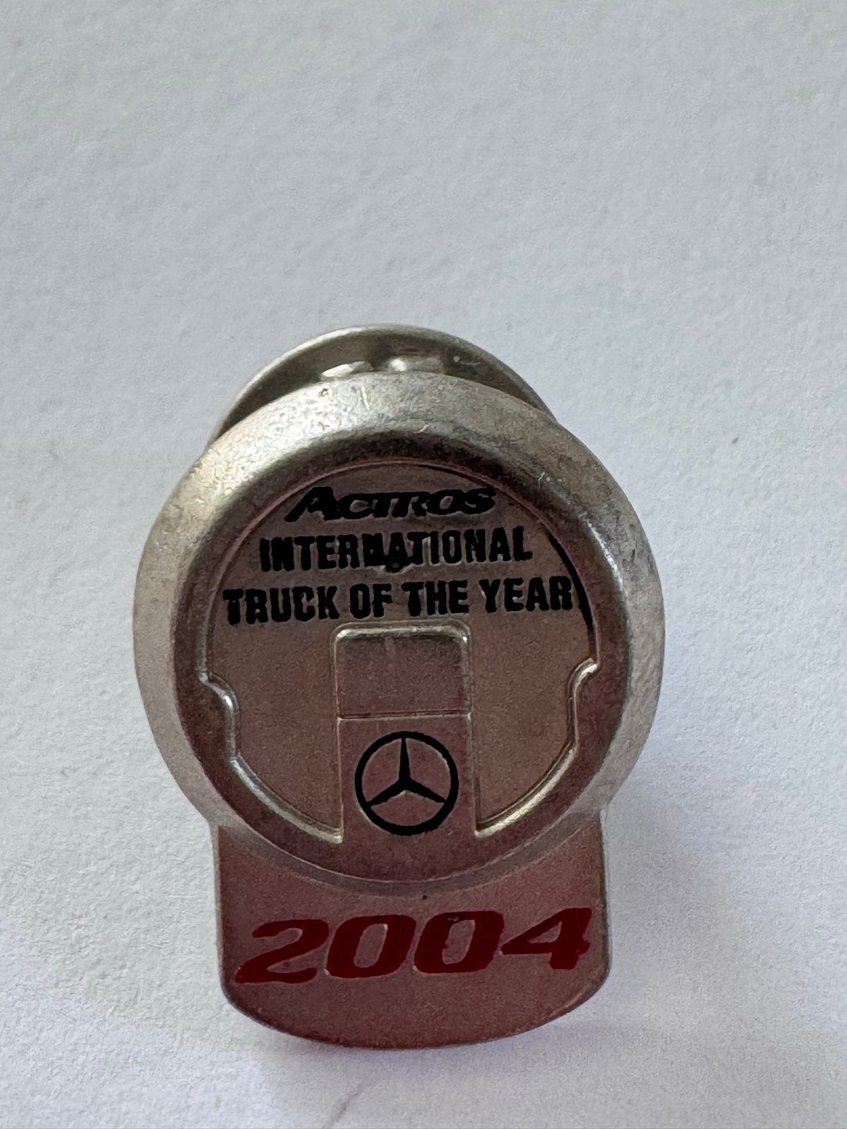 Mercedes-Benz Actros Truck of the Year 2004 Pin, Ophalen of Verzenden, Zo goed als nieuw, Merk, Speldje of Pin