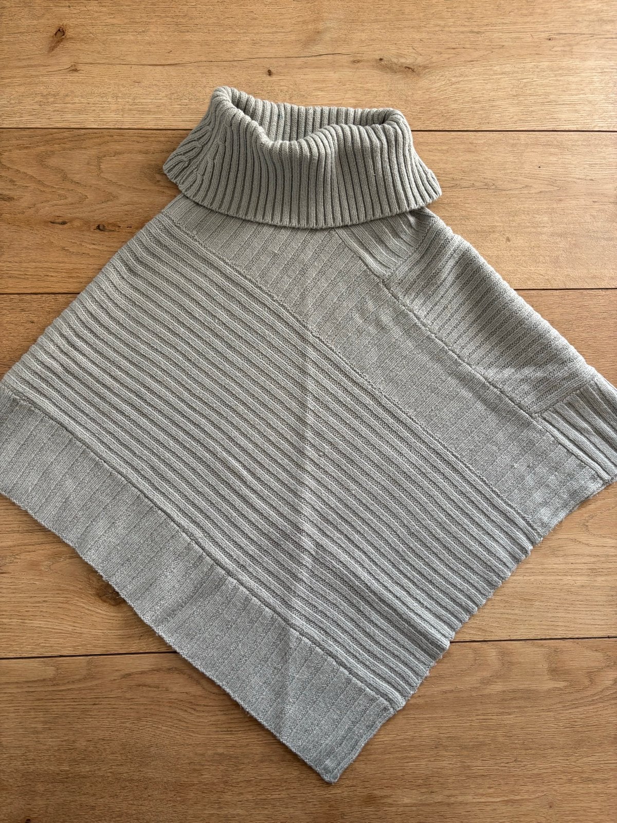 Poncho - One Size - Merk Pieces, Kleding | Dames, Ophalen of Verzenden, Gedragen, Maat 36 (S), Grijs