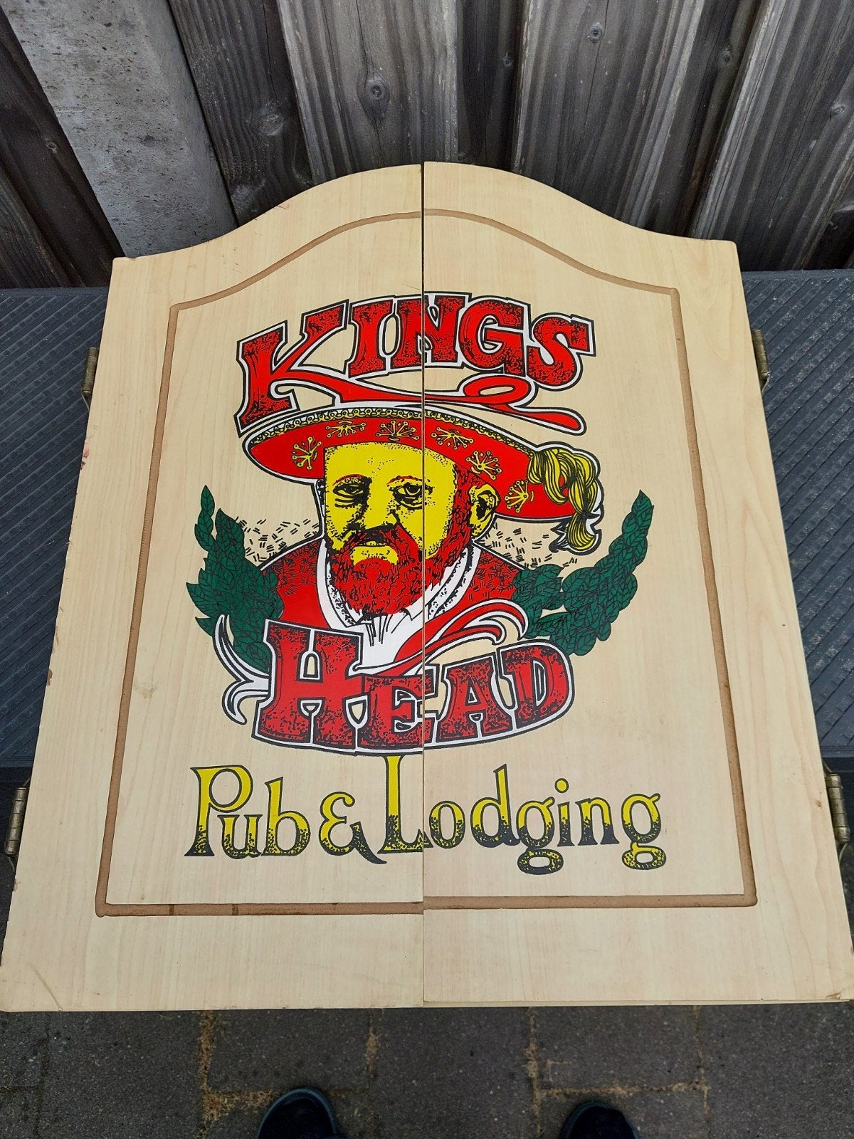 Kings head inclusief dartbord., Sport en Fitness, Darts, Ophalen, Dartbord