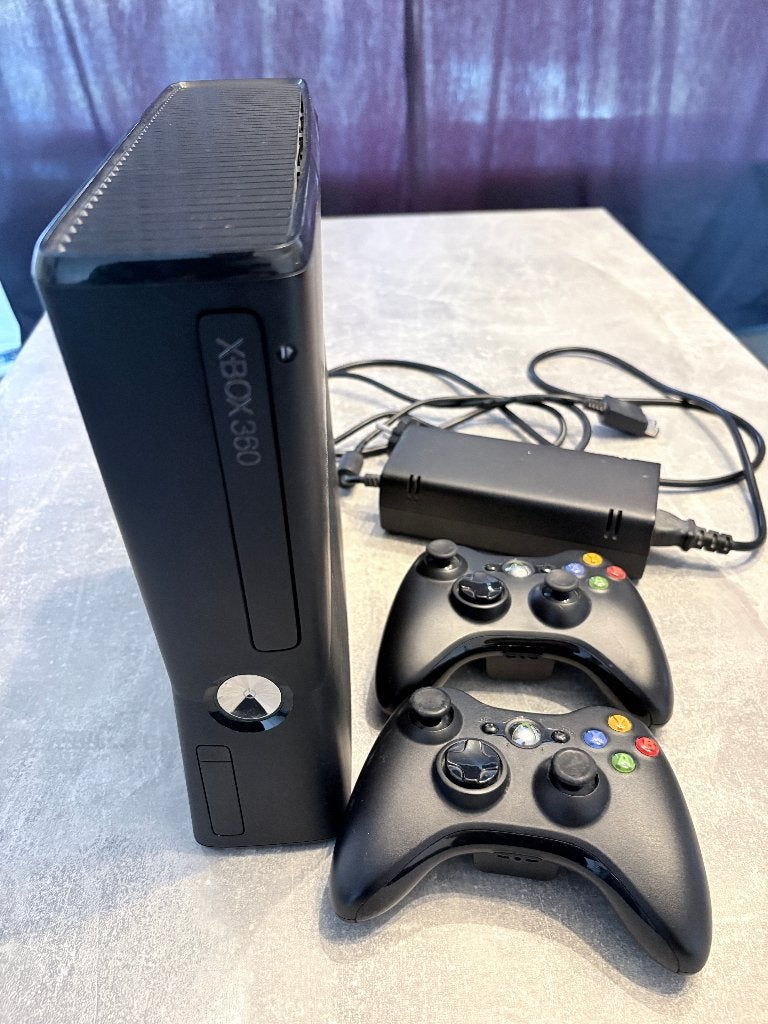Xbox 360 Slim 4GB + 250GB Harde schijf, Spelcomputers en Games, Spelcomputers | Xbox 360, Met 2 controllers, Ophalen of Verzenden